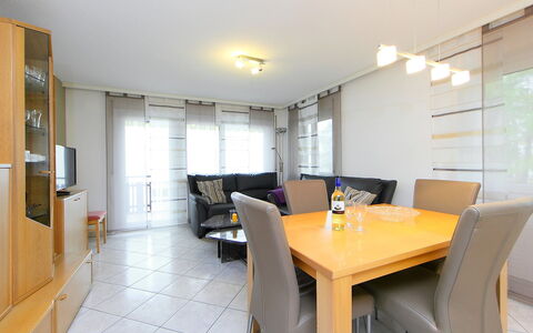 Sonnhalde B: Habitación, Propiedad, Edificio, Mueble, Amarillo, Diseño De Interiores, Bienes Raíces, Casa, Suelo, Comedor