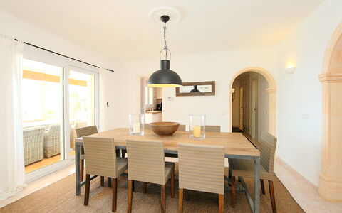 Karibuni: Mesa, Mueble, Propiedad, Silla, Madera, Diseño De Interiores, Piso, Suelo, Cocina Y Comedor Mesa, Manchas De Madera
