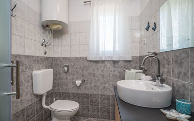 Fiore 201.1: Espejo, Grifo, Lavabo, Propiedad, Arreglo De Tubería, Fotografía, Lavabo Del Baño, Edificio, Púrpura, Baño