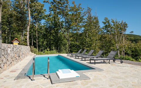 Vršak: Propiedad, Agua, Cielo, Piscina, Azur, Sombra, Planta, Mueble Para Exteriores, Árbol, Sunlounger