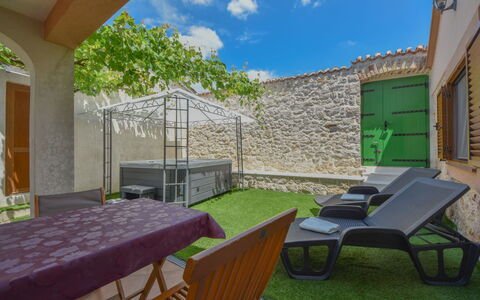 Marko: Vajilla, Cielo, Mesa, Propiedad, Planta, Mueble, Edificio, Nube, Vajilla, Taza
