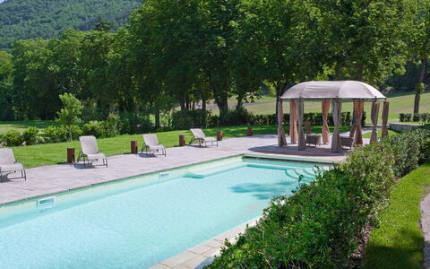 Villa Gubbio: Piscina, Propiedad, Edificio, Bienes Raíces, Inmuebles, Casa, Ocio, Villa, Hierba, Recurso
