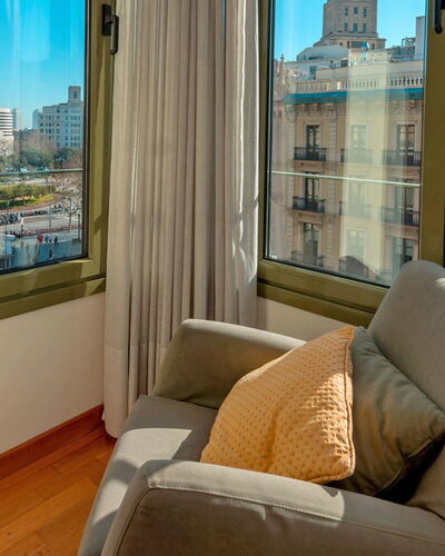Plaza Catalunya Rda.universidad: Habitación, Propiedad, Diseño De Interiores, Mueble, Sala, Edificio, Bienes Raíces, Cortina, Suelo, Arquitectura