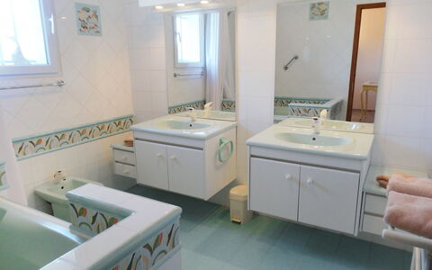 Le Bouloulou: Baño, Propiedad, Habitación, Bañera, Diseño De Interiores, Casa, Suelo, Edificio, Lavabo, Bienes Raíces