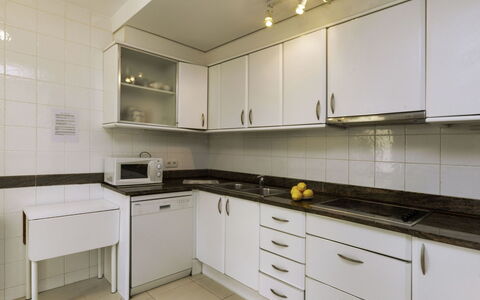 Mar Nou: Mostrador, Gabinetes, Edificio, Propiedad, Mueble, Grifo, Fregadero, Lavabo, Cocina, Estufa De Cocina