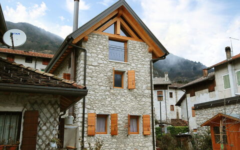 Barcis Lake 230: Nube, Cielo, Planta, Edificio, Ventana, Casa, Madera, Cabaña, Barrio Residencial, Fachada