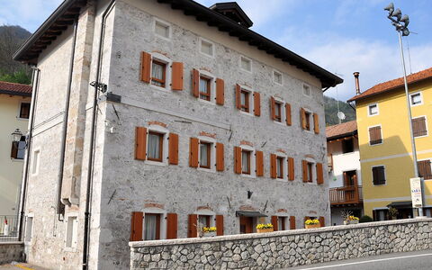 Albergo Diffuso - Cjasa Fantin: Edificio, Ventana, Nube, Cielo, Superficie De La Carretera, Diseño Urbano, Casa, Propiedad Material, Condominio