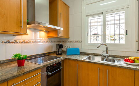 Mila i Fontanals: Mostrador, Gabinetes, Cocina, Habitación, Propiedad, Mueble, Edificio, Diseño De Interiores, Amarillo, Casa