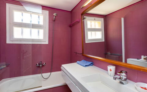 Bella Vista: Grifo, Propiedad, Arreglo De Tubería, Ventana, Bañera, Lavabo Del Baño, Edificio, Lavabo, Mueble De Baño, Púrpura