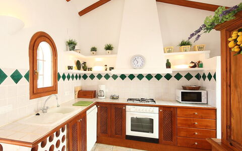 Ca Toni: Propiedad, Habitación, Mostrador, Cocina, Gabinetes, Mueble, Loseta, Diseño De Interiores, Edificio, Casa