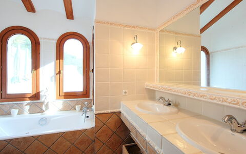 Ca Toni: Baño, Propiedad, Habitación, Techo, Loseta, Diseño De Interiores, Edificio, Casa, Bañera, Suelo
