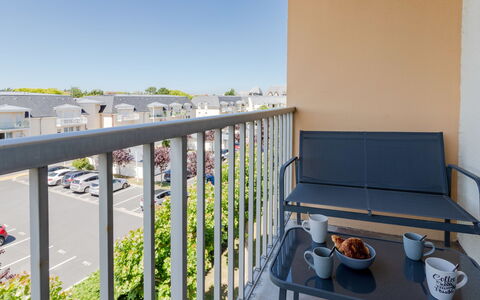 Le Trimaran: Mueble, Mueble Para Exteriores, Mesa Al Aire Libre, Silla, Metal, Balcón, Cerca, Sombra, Madera Dura, Manchas De Madera