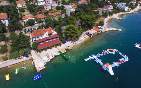 Maslenica 100: Agua, Barco, Los Recursos Hídricos, Edificio, Watercraft, Vehículo, Costeras Y Los Accidentes Geográficos Oceánico, Cuerpo De Agua, Ocio, Casa