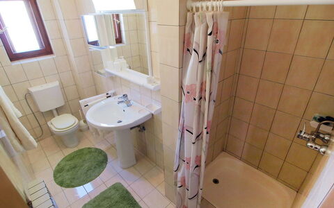 Zadar 136: Baño, Propiedad, Habitación, Loseta, Pared, Arreglo De Tubería, Diseño De Interiores, Suelo, Casa, Arquitectura
