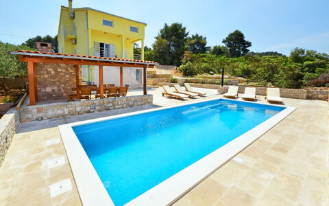 Gabriela: Agua, Cielo, Edificio, Tiempo De Día, Propiedad, Planta, Piscina, Naturaleza, Azur, Árbol