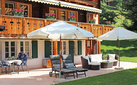 Chalet Jrene: Patio, Propiedad, Edificio, Casa, Sombra, Paraguas, Patio Interior, Casa, Bienes Raíces, Techo
