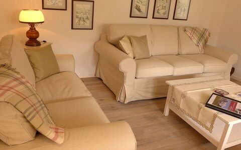 Chalet Jrene: Sofá, Mueble, Propiedad, Comodidad, Marco, Madera, Almohada, Sala, Beige, Textil