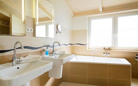 Dagebüll 100: Baño, Habitación, Propiedad, Grifo, Diseño De Interiores, Lavabo, Arreglo De Tubería, Edificio, Arquitectura, Bañera