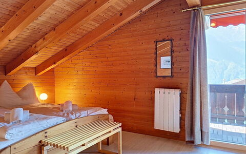Grindelwald 322: Madera, Mueble, Casa, Habitación, Cabaña, Cuarto De Troncos, Manchas De Madera, Techo, Madera Dura, Cama