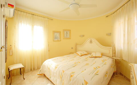 Bombilla: Habitación, Cama, Mueble, Habitación, Sábana, Propiedad, Lecho, Marco De La Cama, Diseño De Interiores, Pared