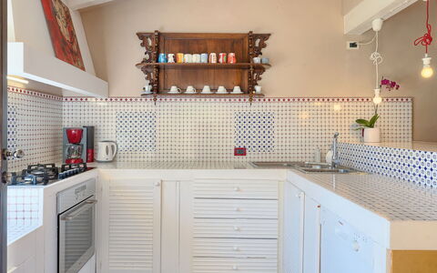 Moira: Gabinetes, Mostrador, Propiedad, Madera, Cajón, Cocina, Diseño De Interiores, Encendiendo, Estufa De Cocina, Piso
