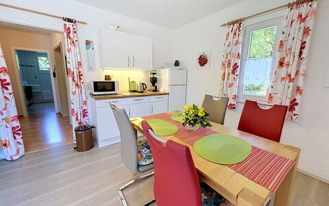 Triberg 100: Mueble, Piso, Diseño De Interiores, Suelo, Silla, Departamento, Cocina Y Comedor Mesa, Comedor, Suelos De Madera, Planta De Casa