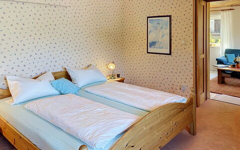 Triberg 100: Mueble, Cama, Diseño De Interiores, Habitación, Piso, Suelo, Madera, Sábana, Lecho, Techo