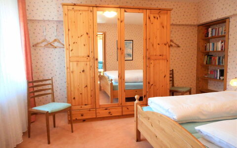 Triberg 100: Habitación, Mueble, Cama, Propiedad, Habitación, Pared, Diseño De Interiores, Edificio, Casa, Suelo