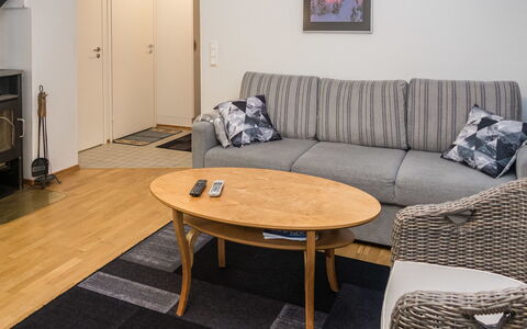 Karhunvartijan Linna B11: Mueble, Diseño De Interiores, Piso, Suelo, Madera, Sofá, Habitación, Sala, Mesa, Departamento
