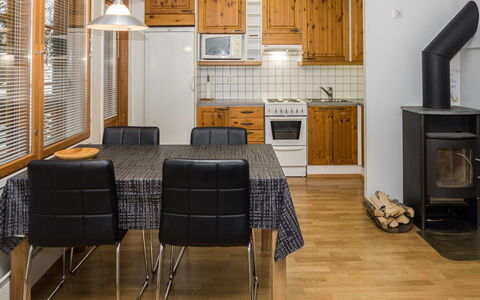 Karhunvartijan Linna B11: Mueble, Madera, Diseño De Interiores, Piso, Techo, Suelo, Habitación, Encendiendo, Silla, Mesa