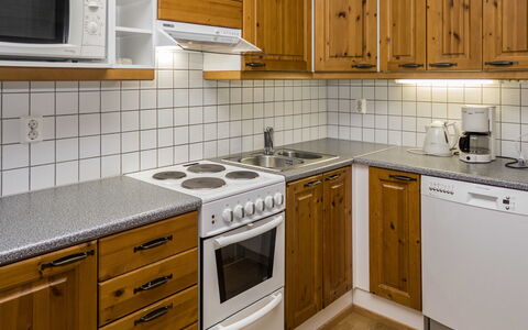 Karhunvartijan Linna B11: Cocina, Mostrador, Gabinetes, Aparato De Cocina, Madera, Electrodoméstico, Piso, Diseño De Interiores, Lavabo, Suelo
