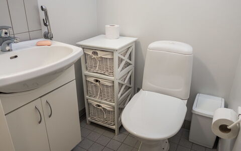 Karhunvartijan Linna B11: Asiento Del Baño, Arreglo De Tubería, Baño, Lavabo, Lavabo Del Baño, Baño, Piso, Suelo, Diseño De Interiores, Plomería