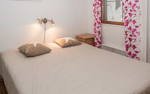 Karhunvartijan Linna B11: Mueble, Diseño De Interiores, Cama, Habitación, Pared, Suelo, Sábana, Madera, Piso, Linos