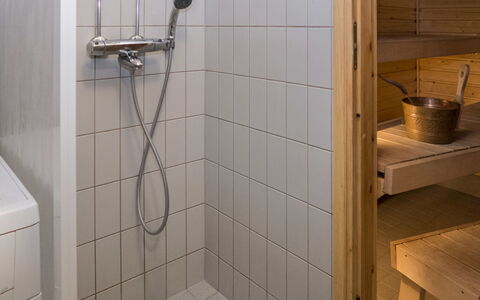 Karhunvartijan Linna B11: Piso, Madera, Suelo, Diseño De Interiores, Arreglo De Tubería, Baño, Plomería, Loseta, Alcachofa De La Ducha, Habitación