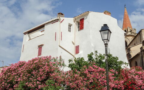 La Cadièrienne: Cielo, Flor, Nube, Planta, Edificio, Ventana, Casa, Luz De La Calle, Fachada, Techo