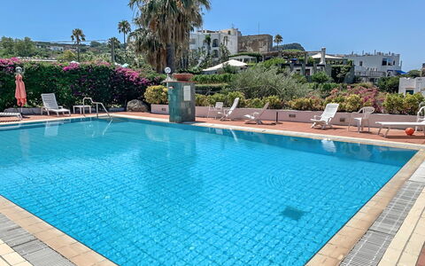 Pithecusa: Agua, Cielo, Planta, Propiedad, Piscina, Edificio, Azur, Árbol, Mueble Para Exteriores, Rectángulo