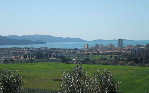 Villa Dei Cipressi: Cielo, Horizonte, Tiempo De Día, Fenómeno Atmosférico, Ciudad, Asentamientos Humanos, Llanura, Hierba, Árbol, Colina