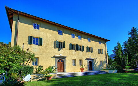 Villa Camaiore: Propiedad, Casa, Casa, Edificio, Bienes Raíces, Barrio Residencial, Arquitectura, Inmuebles, Cielo, Fachada
