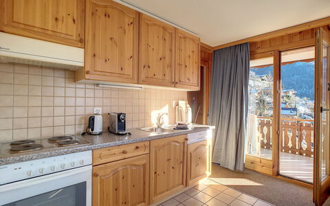 Les Cretes Ii: Mostrador, Gabinetes, Propiedad, Mueble, Edificio, Lavabo, Fregadero, Madera, Cocina, Grifo