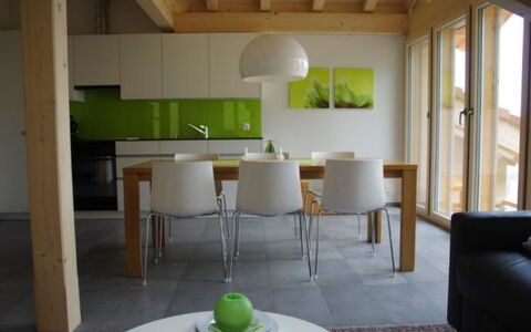 Anno Domini: Propiedad, Mueble, Mesa, Verde, Madera, Diseño De Interiores, Suelo, Piso, Edificio, Silla