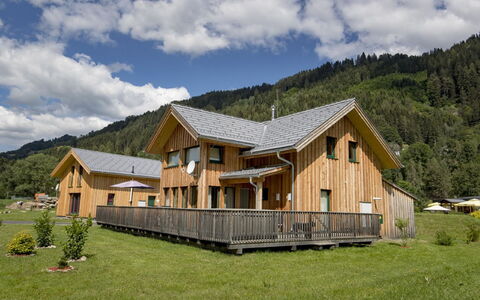 Murau 202: Nube, Cielo, Planta, Edificio, Propiedad, Montaña, Casa, Árbol, Paisaje Natural, Madera