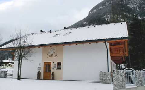 Carla: Cielo, Nube, Nieve, Propiedad, Edificio, Ventana, Pendiente, Planta, Árbol, Cabaña
