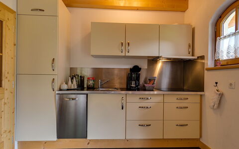 Carla: Gabinetes, Grifo, Fregadero, Propiedad, Lavabo, Mostrador, Mueble, Aparato De Cocina, Ventana, Cocina