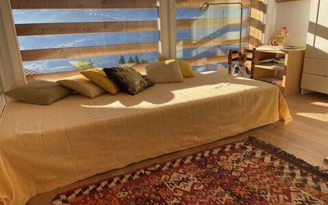 Chalet Weitblick: Mueble, Diseño De Interiores, Suelo, Piso, Madera, Habitación, Techo, Habitación, Textil, Cama