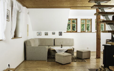Sedmidomí: Propiedad, Mueble, Edificio, Ventana, Diseño De Interiores, Madera, Sala, Sombra, Casa, Piso