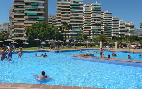 Playamar: Agua, Edificio, Piscina, Cielo, Azur, Cuerpo De Agua, Rascacielos, Ocio, Diseño Urbano, Divertido