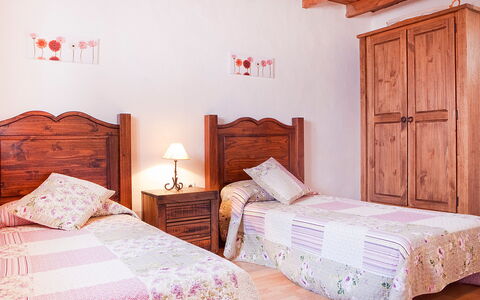 De Aitana: Mueble, Edificio, Comodidad, Marco De La Cama, Madera, Textil, Arquitectura, Diseño De Interiores, Cama, Suelo