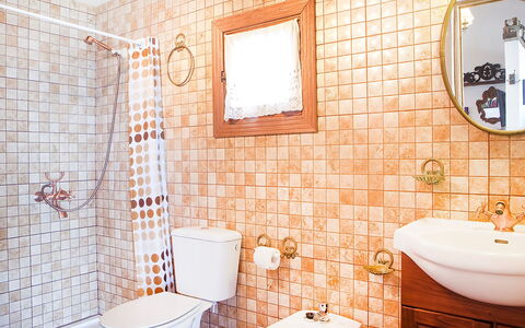 De Aitana: Marrón, Espejo, Arreglo De Tubería, Lavabo, Propiedad, Grifo, Lavabo Del Baño, Baño, Púrpura, Diseño De Interiores