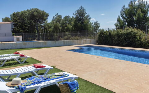 Villa Malva Ii: Cielo, Planta, Agua, Piscina, Azul, Árbol, Mueble Para Exteriores, Sombra, Hierba, Mesa