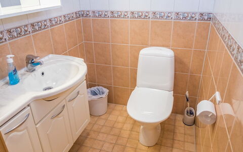 Kaukonraitti 4 C 2: Asiento Del Baño, Baño, Baño, Arreglo De Tubería, Piso, Lavabo, Lavabo Del Baño, Suelo, Diseño De Interiores, Grifo